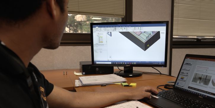Ingénierie Ingénieur d'essais devant son logiciel de simulation mécanique