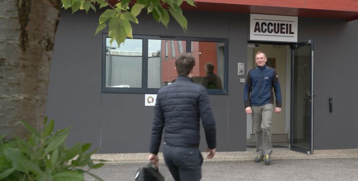 Nos autres métiers Un client rejoignant l'entrée du Groupe Emitech